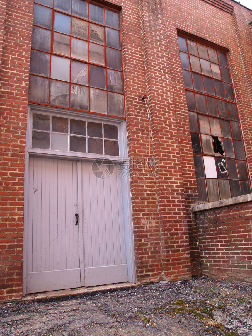 旧工厂的大门和窗户图片