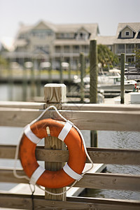 救生船停靠在码头背景图片