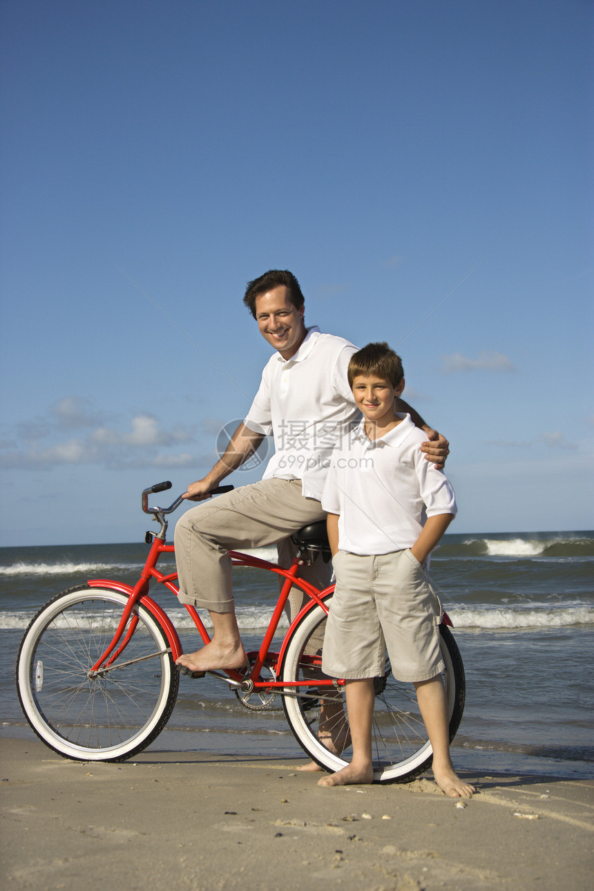 父亲和儿子在海滩上孩子旅行闲暇假期中年人成人青春期男子照片男孩图片