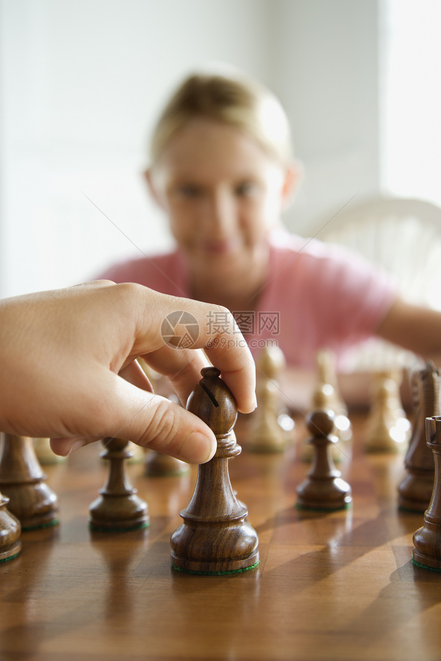 象棋比赛选择性照片娱乐游戏女孩战略焦点棋盘两个人闲暇图片