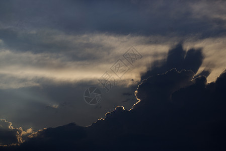 阳光在云中偷窥水平天空照片背景图片