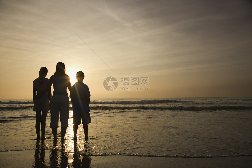 家人在海滩上家庭照片女性日落成人孩子水平海岸母亲父母图片