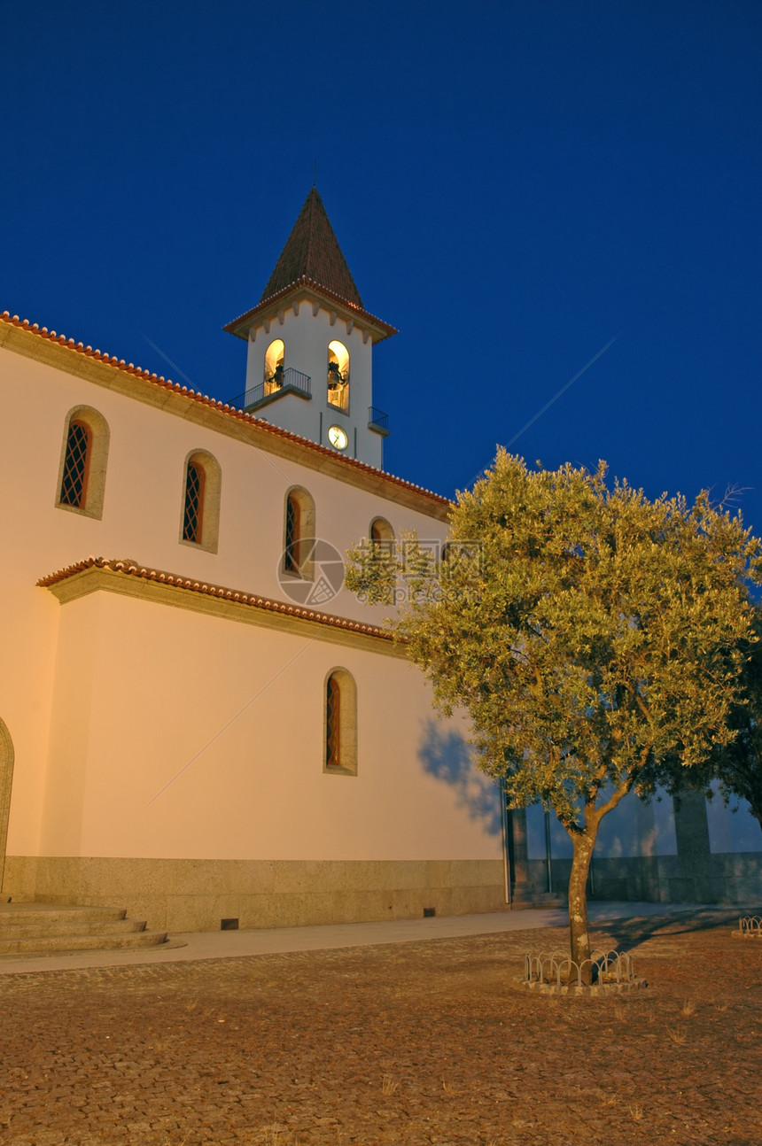 在一个冬季之夜的教堂图片