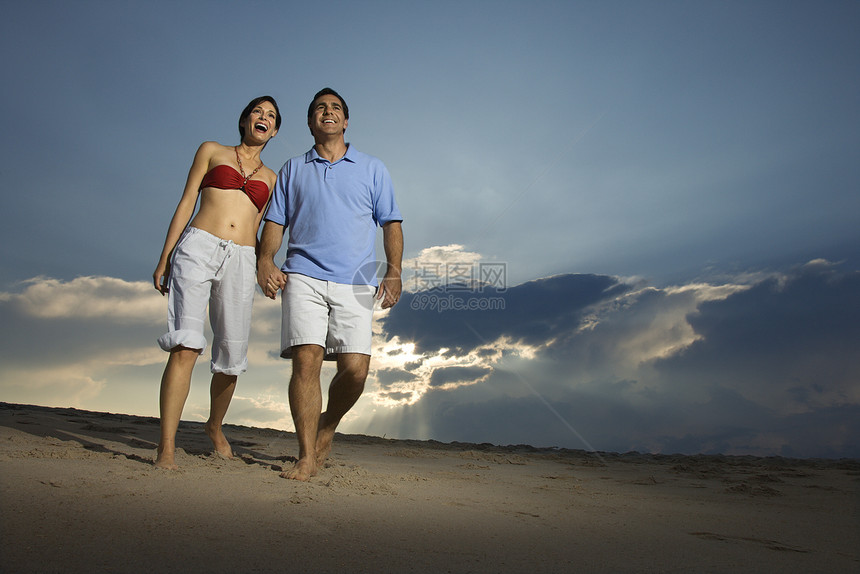 海滩上的一些夫妇女士两个人夫妻照片男性假期妻子女性支撑浪漫图片