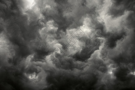 黑暗的暴风云场景天空黑与白水平天气灰色动荡照片背景图片