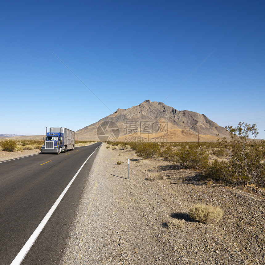 沙漠路上的卡车图片
