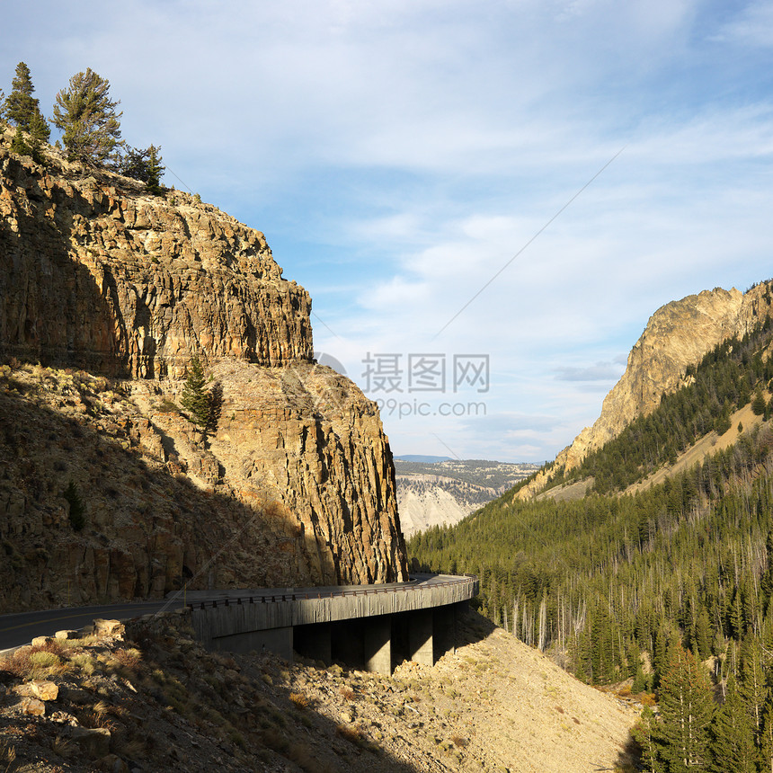 穿过怀俄明山的高速公路照片风景落石旅行缠绕山脉曲线岩石悬崖正方形图片