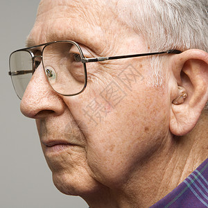 以上老人的肖像成年人助听器男性男人老年人老年照片正方形眼镜背景