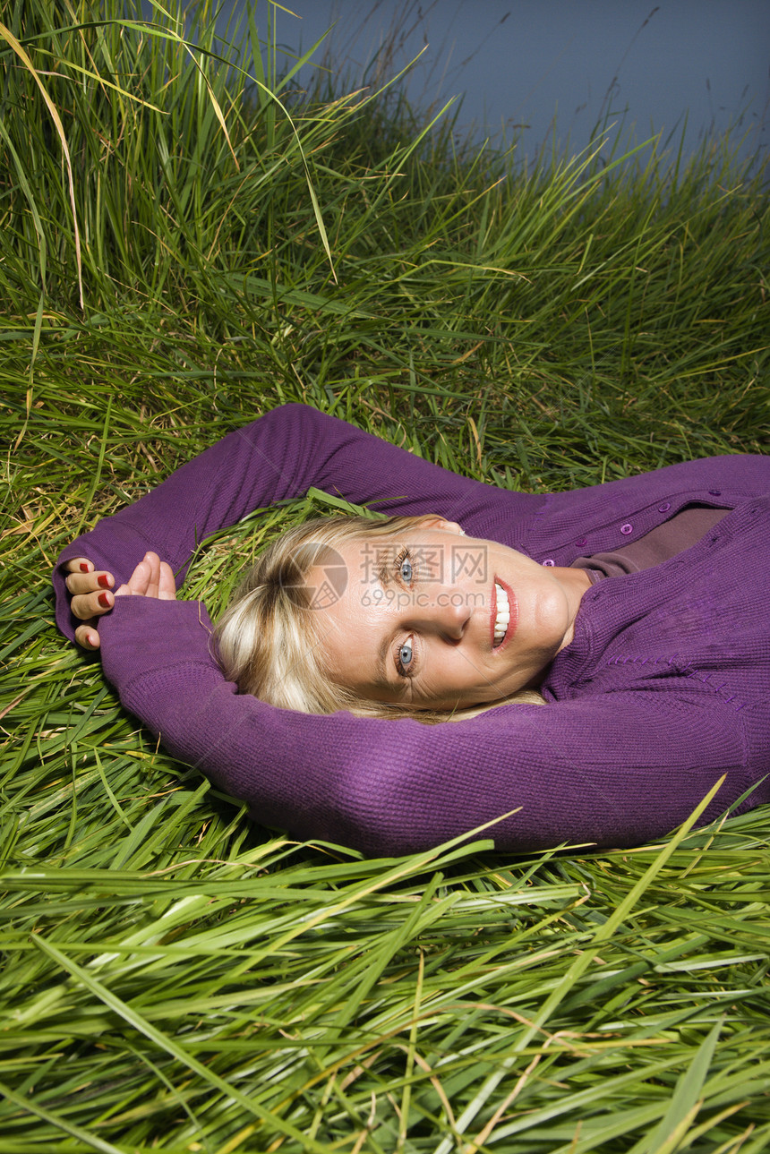 躺在草地上的女人女性女士中年金发眼神照片微笑妇女场地图片