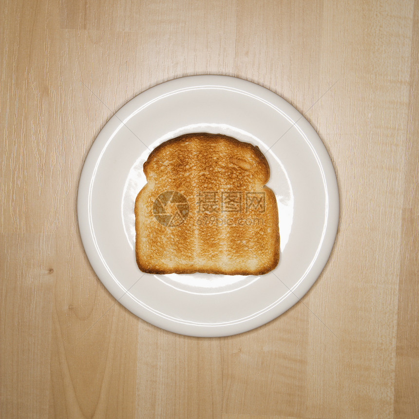 盘子上的烤面包片图片