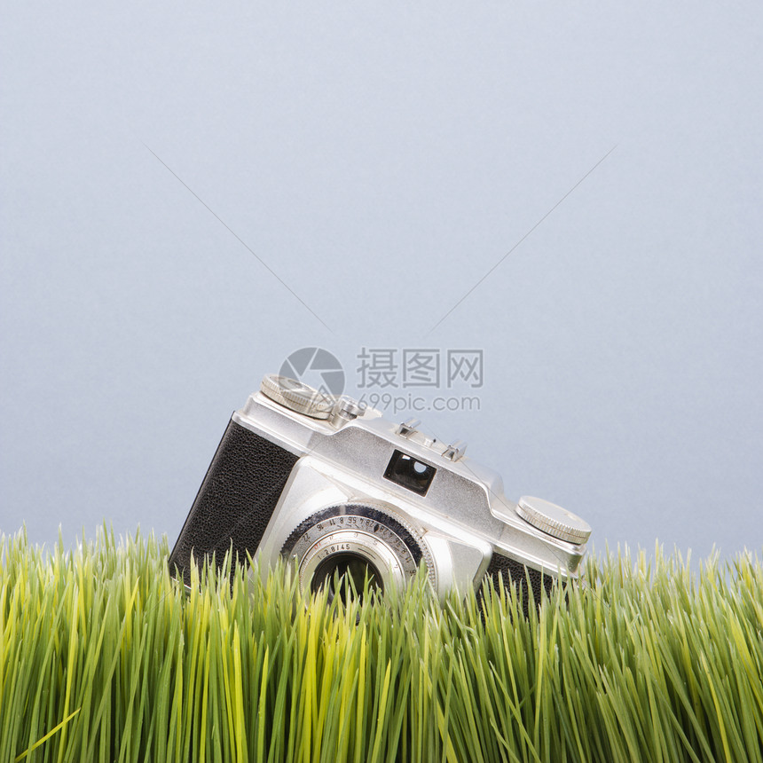 在草地上摄像头摄影静物爱好回忆电影正方形镜片照片图片
