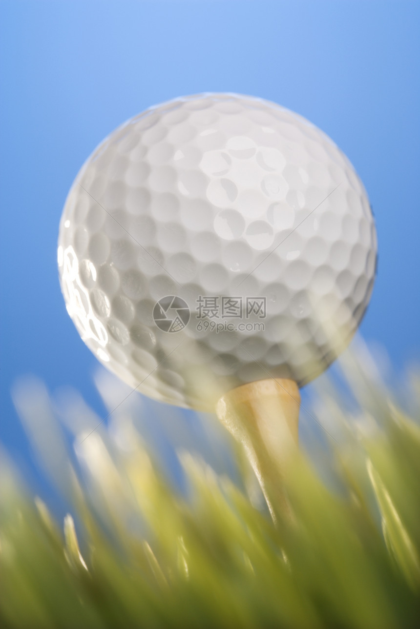 高尔夫球在草地上踢球运动照片静物球座图片