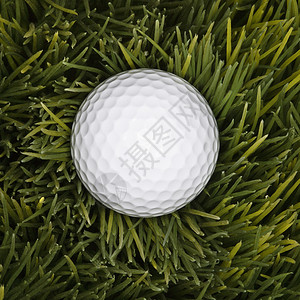 高尔夫球在草地上运动照片正方形静物背景图片