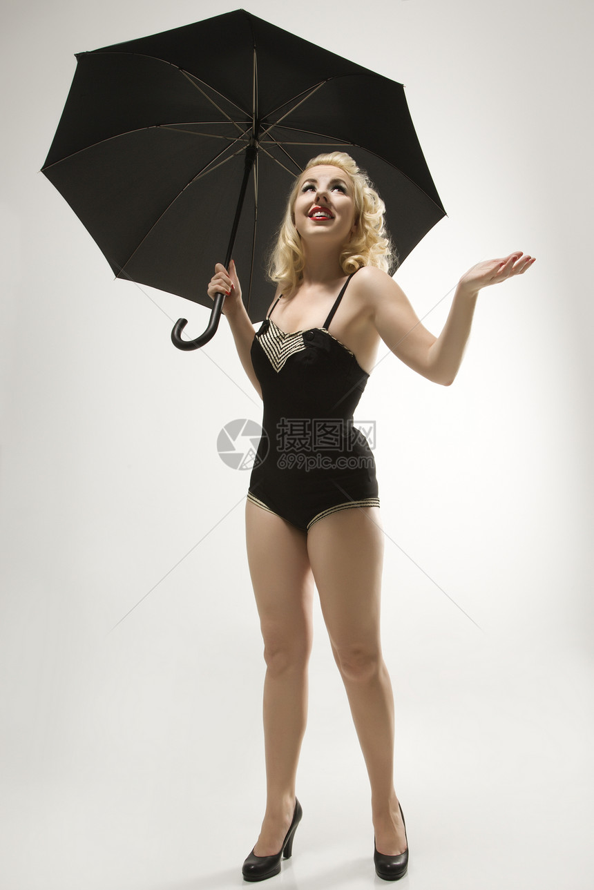 带伞的女人女士金发女郎女性中年人金发中年天气泳装图片