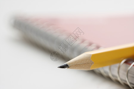 笔记本上的铅笔宏观焦点螺旋束缚学习教育办公用品用品选择性水平背景图片