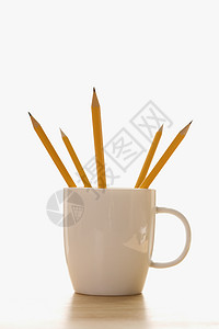 咖啡杯里的铅笔笔筒杯子办公用品办公室商业物体背景图片