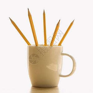 咖啡杯里的铅笔商业物体办公用品杯子办公室笔筒正方形背景图片