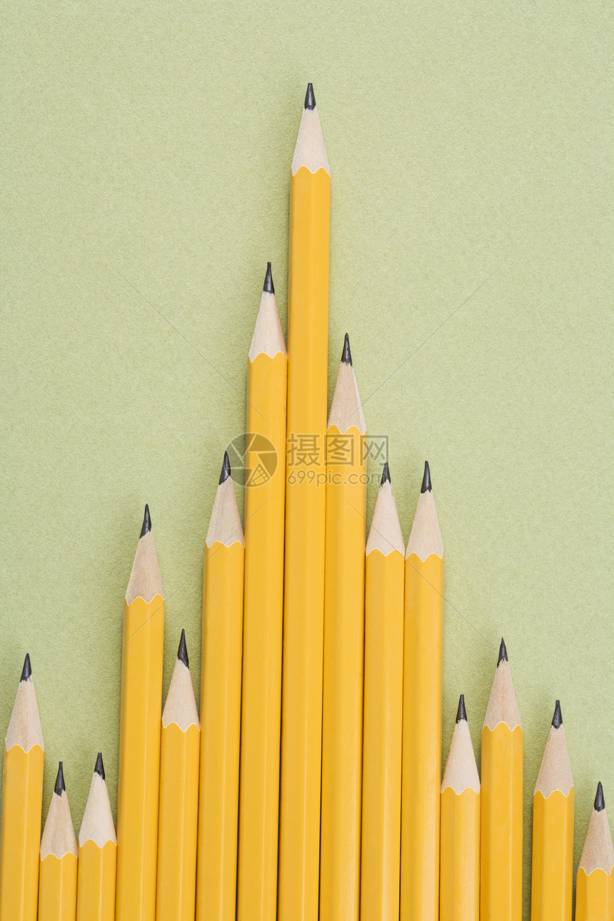 钢笔在不均匀的行黄色高度文具学校办公用品铅笔办公室商业工作学习图片