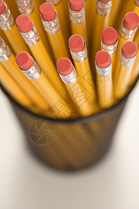 手持的铅笔笔筒选择性办公用品商业焦点工作办公室黄色学校文具背景图片
