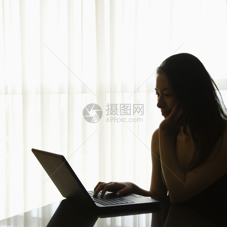 女人在笔记本电脑上互联网闲暇长发计算机成人商业技术背光上网通信图片