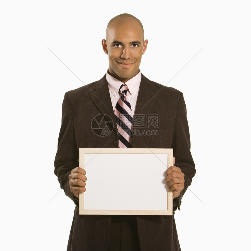 商务人士拿着空白的牌子眼神男人男性微笑符号广告中年人图片
