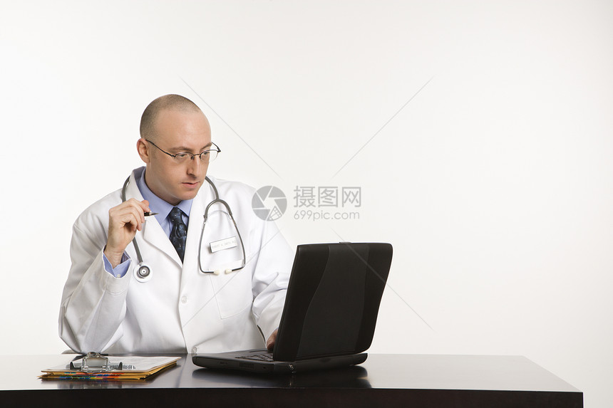 白种男性医生保健职业中年人办公室实验互联网医疗电脑男人眼镜图片