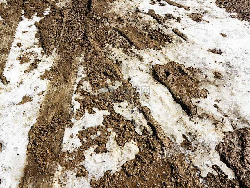 下雪的泥土路图片