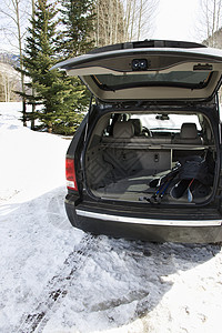配备滑雪设备的SUV背景图片