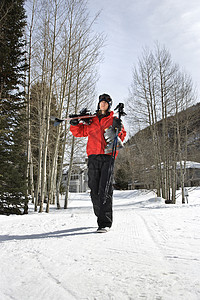 携带滑雪装备的青少年年轻人靴子照片两极娱乐运动男性闲暇背景图片