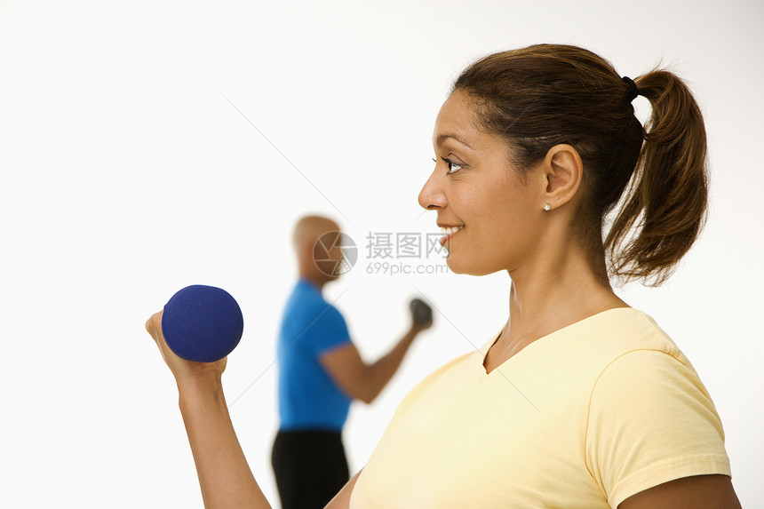 女人用哑铃锻炼两个人男人设备运动服女士中年力量水平身体素质中年人图片