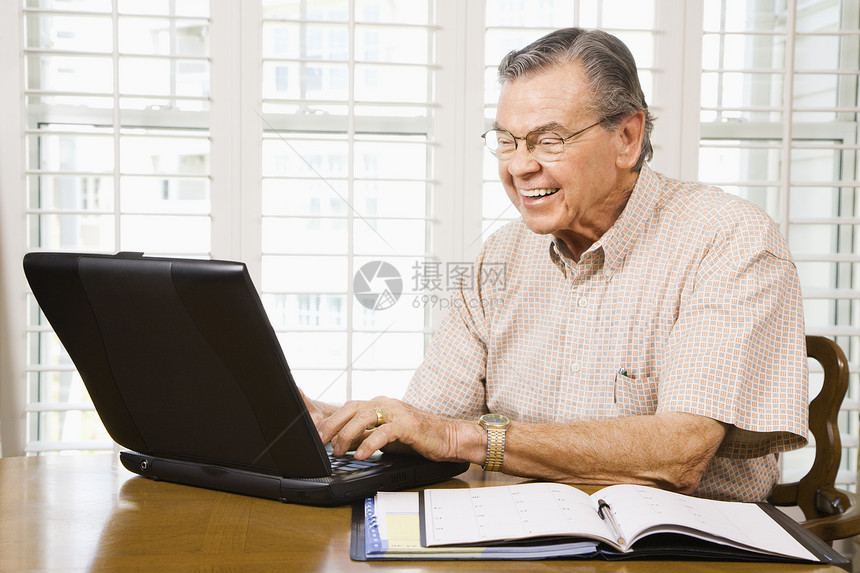 带笔记本电脑的成熟男人技术成年人水平成人上网老人男性图片