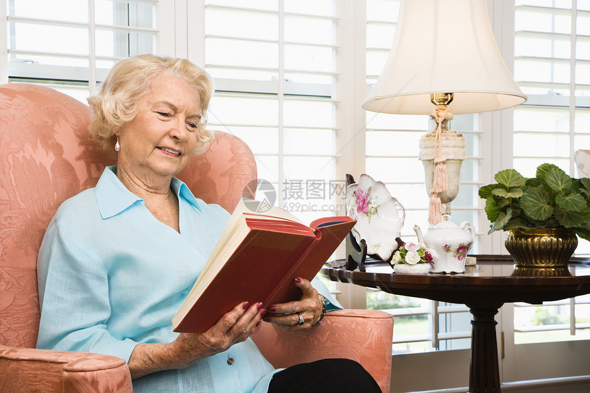 成熟的女性阅读老年娱乐闲暇成人水平成年人女人妇女女士图片