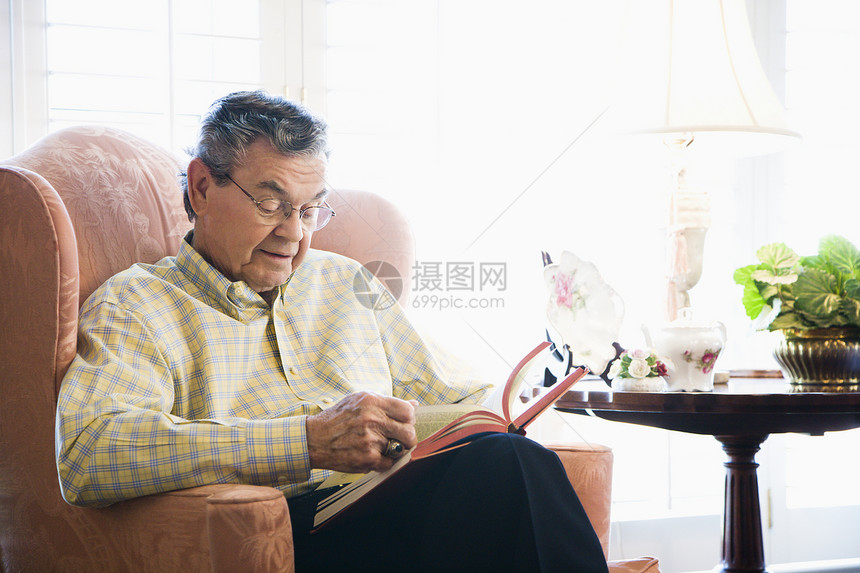 成熟的男性阅读闲暇男人水平成人老人成年人图片