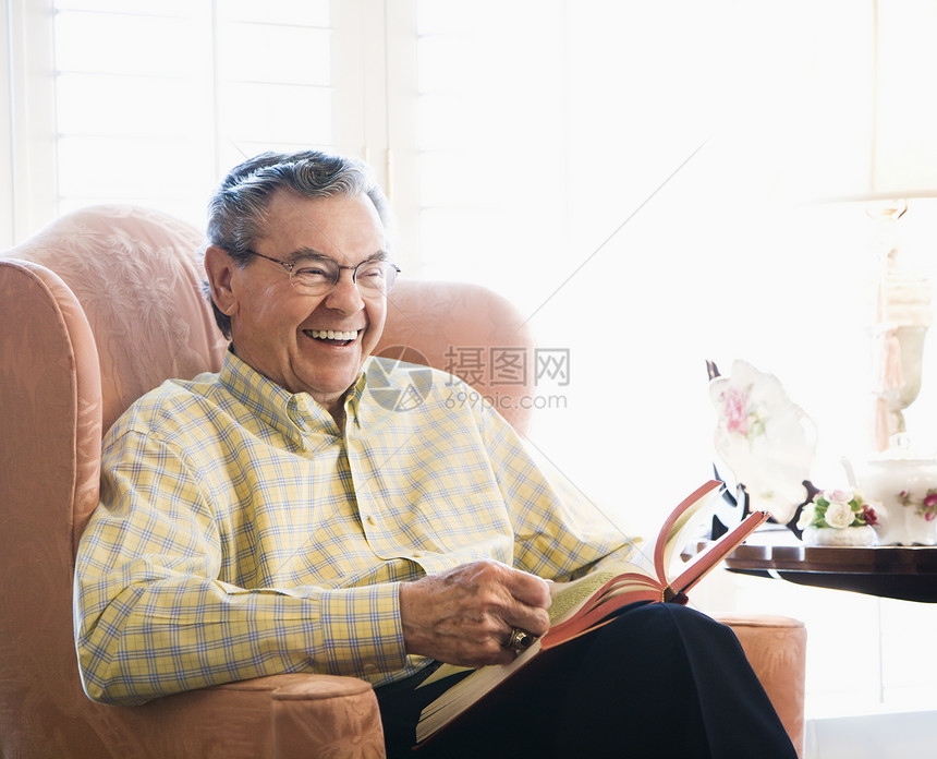 成熟的男性阅读成人成年人水平男人老人闲暇图片