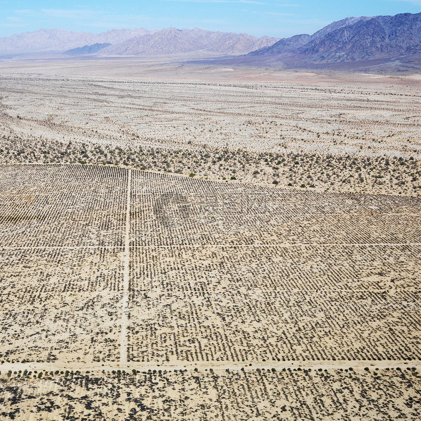 沙漠和山岳干旱山脉照片地平线网格灰尘道路乡村旅行鸟瞰图图片