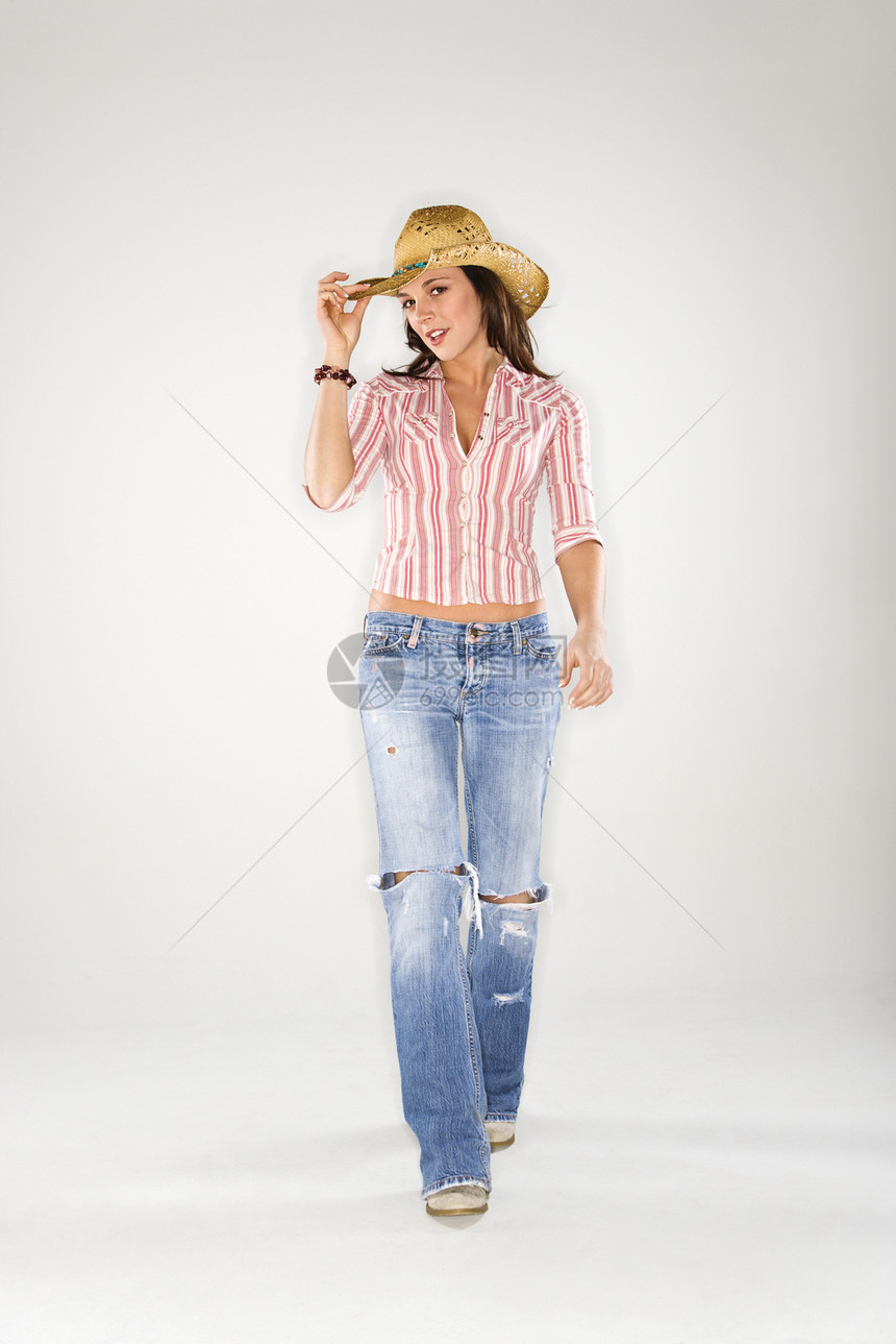 女性倾斜帽子眼神衣服观众女子照片牛仔帽牛仔手势成人长发图片