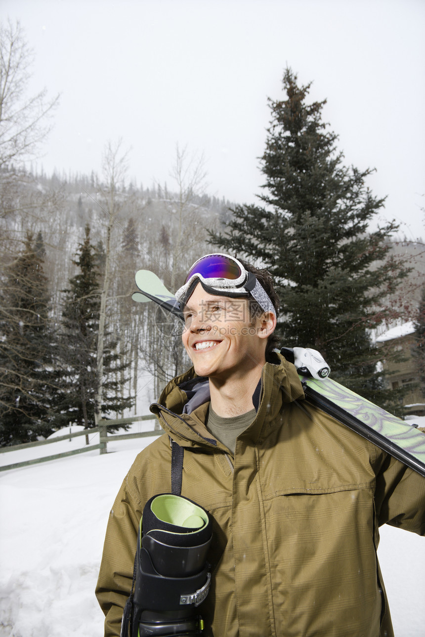 男人去滑雪运动旅游娱乐闲暇男性照片滑雪板风镜幸福假期图片