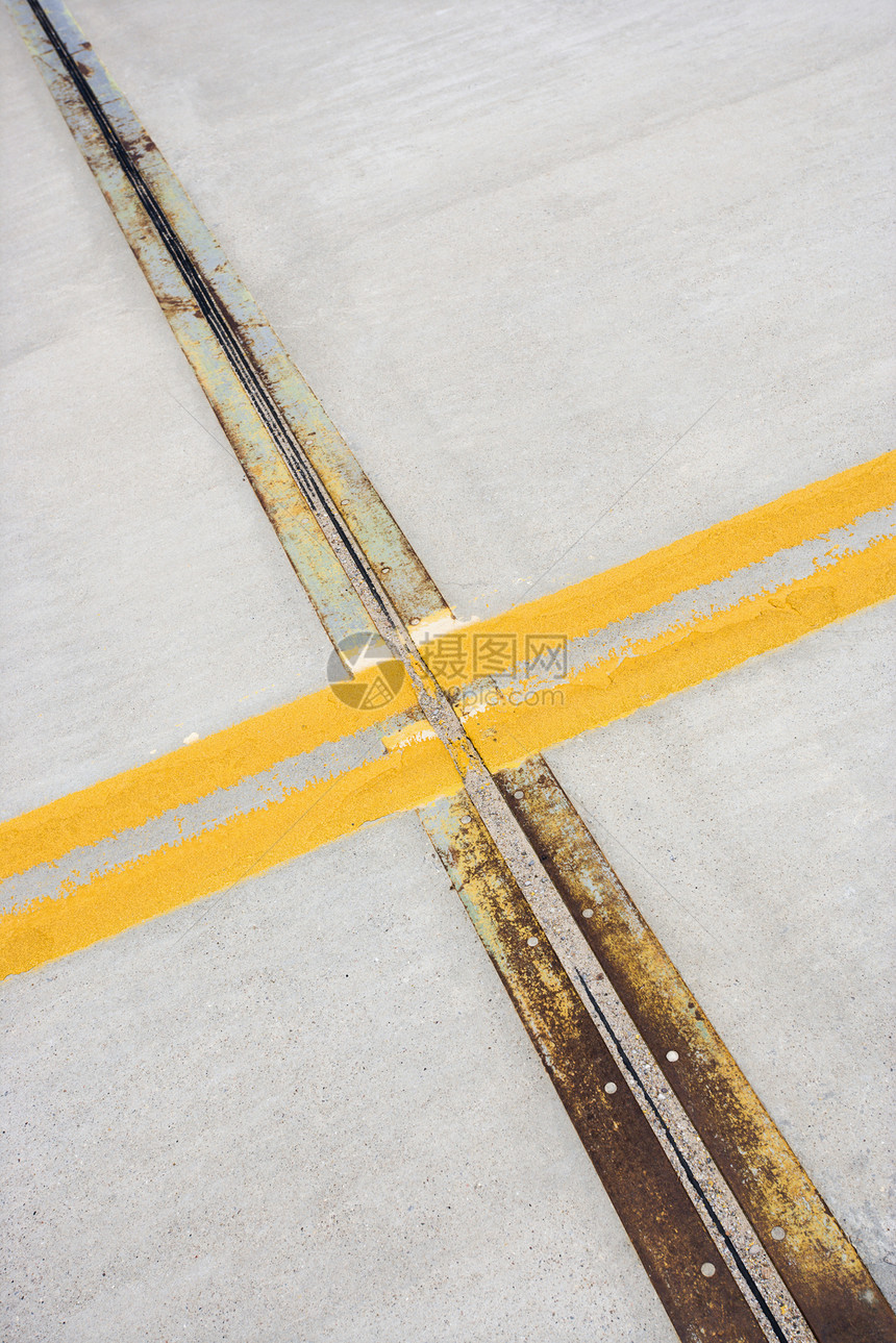 带线路的公路细节对角线运输路面照片旅游标记条纹旅行垂直道路图片