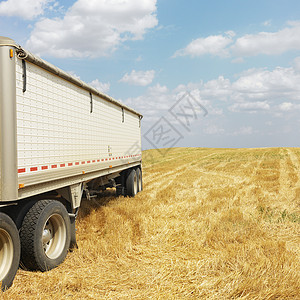 拖车卡车在野外背景图片