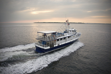 客轮渡船闲暇交通工具旅行巴士高角度享受海景海洋假期渡船背景图片