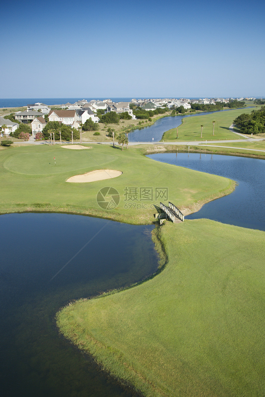 沿海高尔夫球场房屋地貌海岸邻里鸟瞰图村庄住宅社区高角度地平线图片