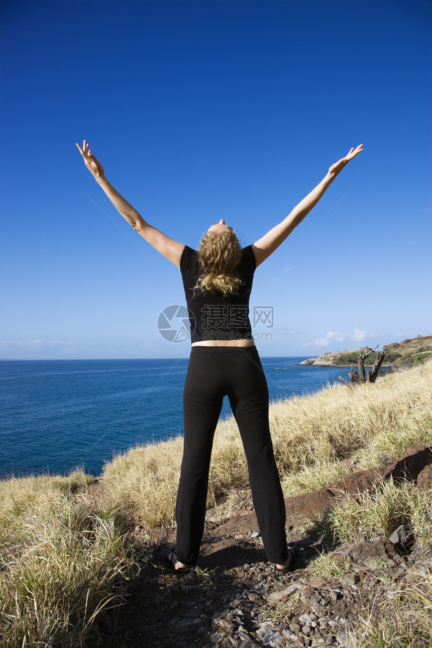 张开双臂的女人旅游旅行海岸自由海洋孤独成人女士金发假期图片