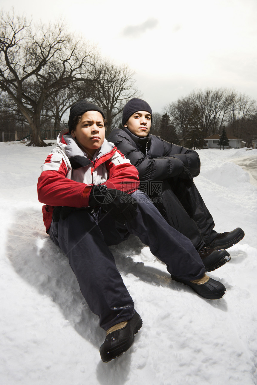 男孩们坐在雪地里眼神外套友谊朋友男性两个人照片青春期男生青少年图片