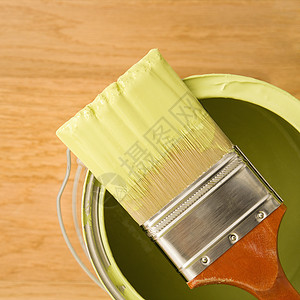 油漆面画笔在罐子上地面装潢木地板家装静物绘画高角度补给品装修视图背景