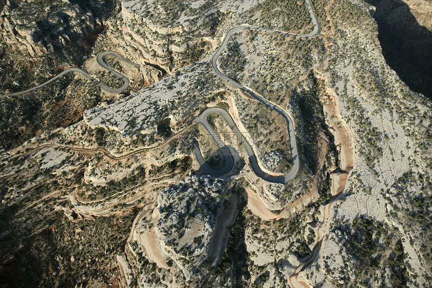 风向的沙漠道路图片