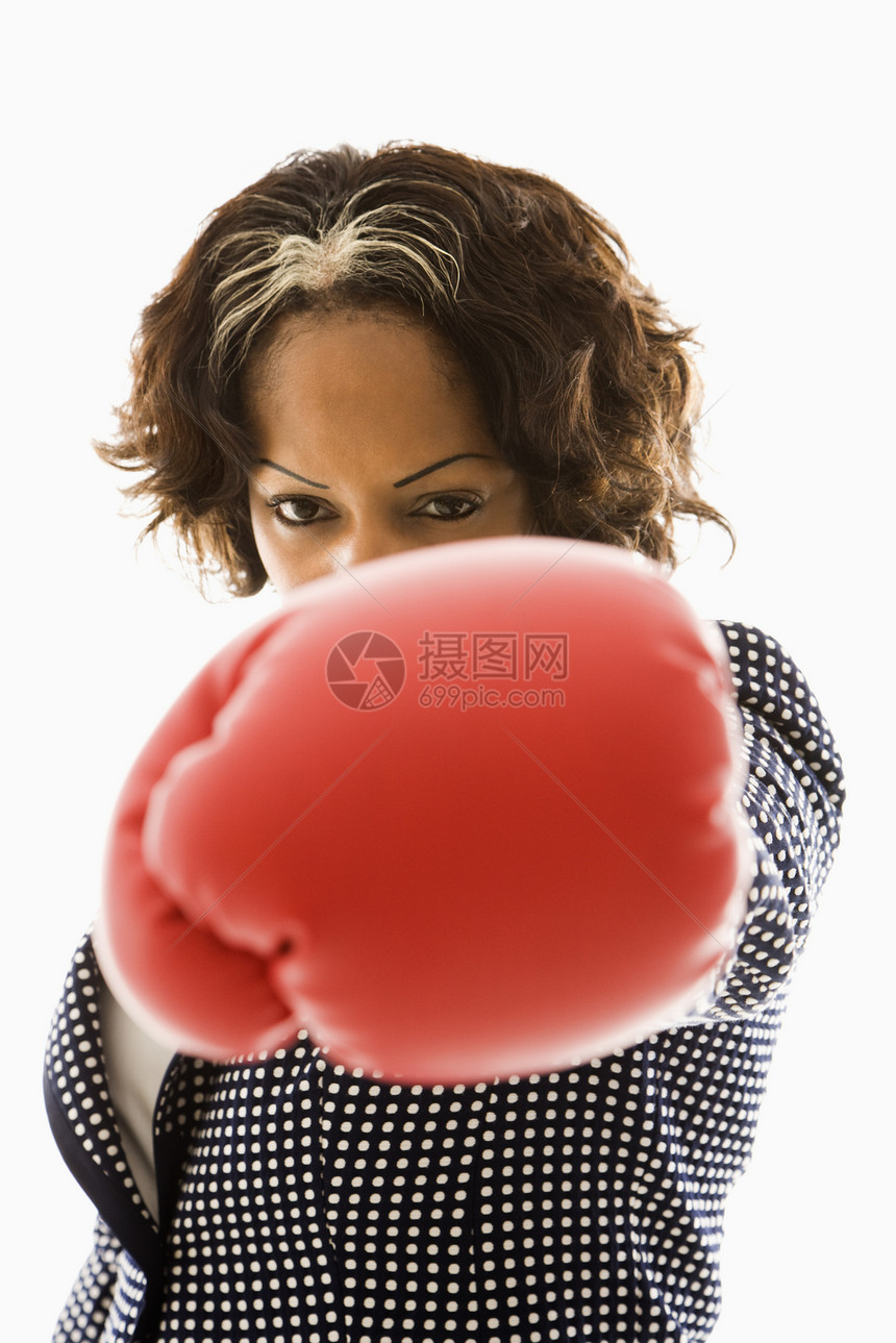 拳击女商务人士冲孔人士商务竞争公司手套眼神中年人商业商界图片