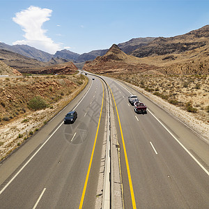 沙漠高速公路上的汽车高清图片