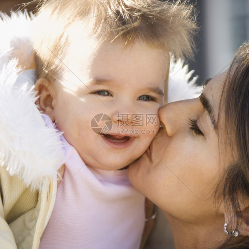 母亲和孩子幸福女孩妈妈微笑情感女性青年孩子们家庭父母图片