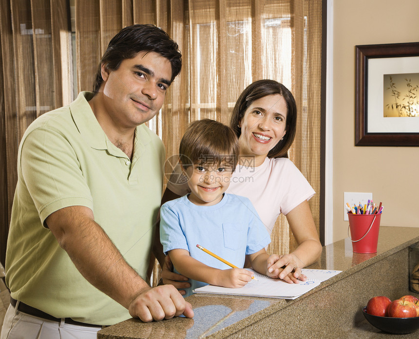 家庭肖像画场景幸福青年学习三个人工作爸爸母亲父母孩子们图片