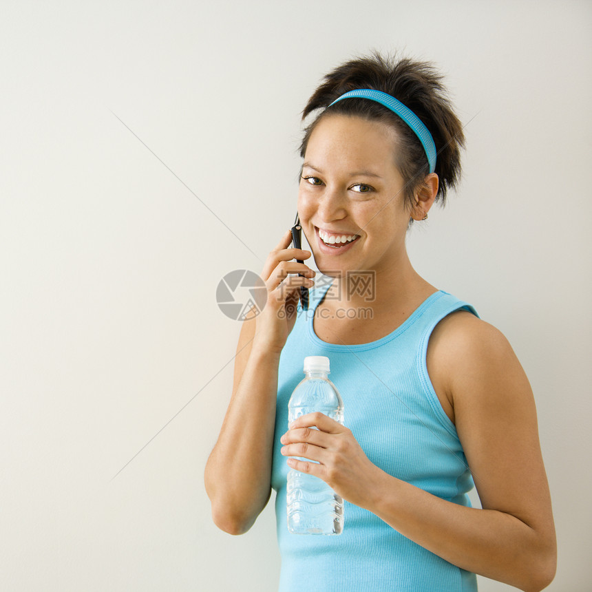 手机上的妇女电话黑发健身房幸福成人正方形短发技术水瓶闲暇图片